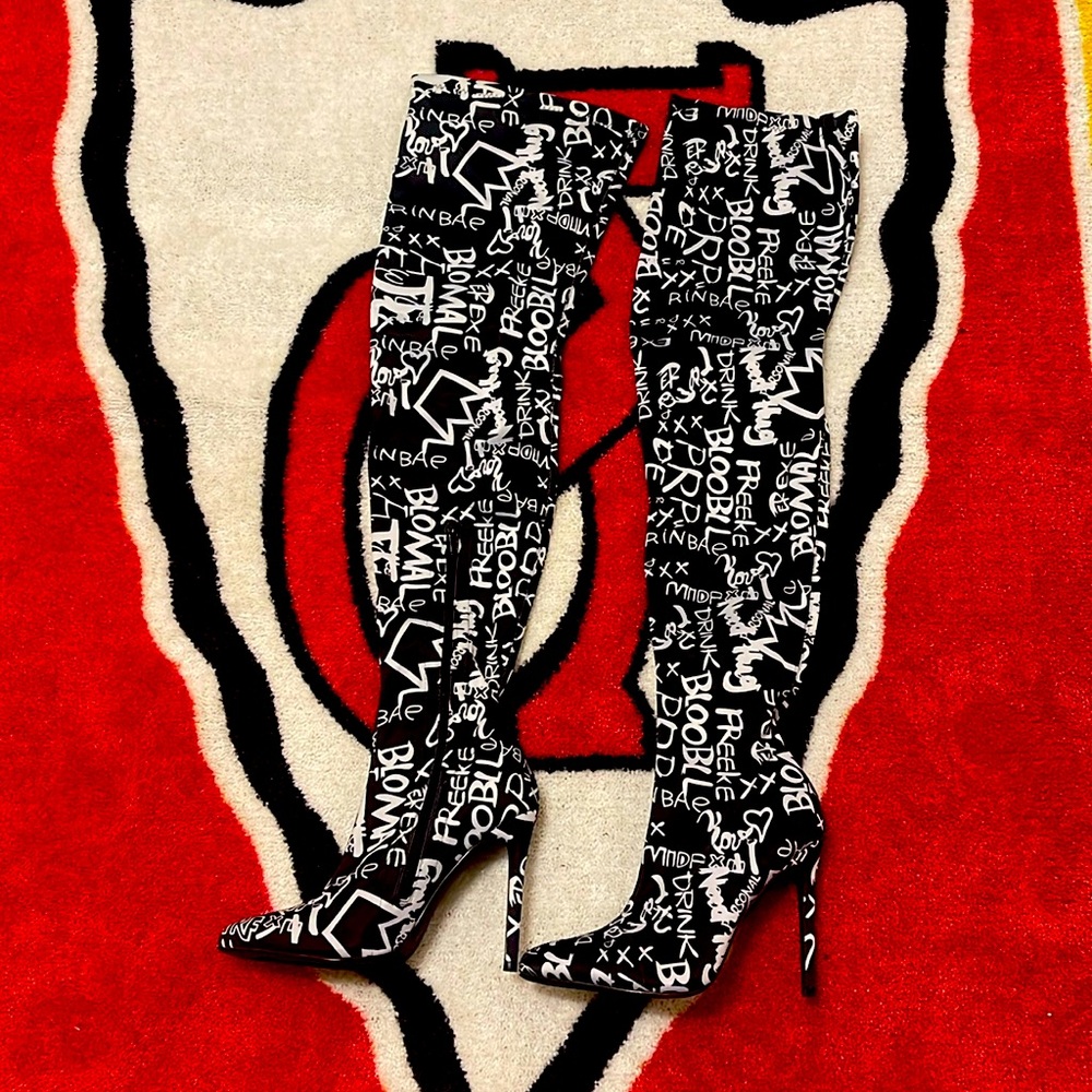 Graffiti knee high pumps